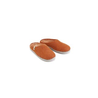 slip on simple Clay